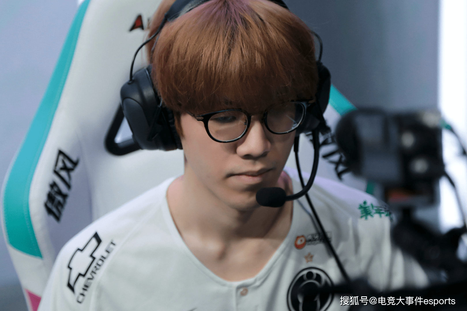 边锋回追深 边锋回追深